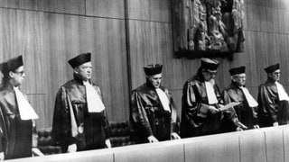 Morgens um 5.50 Uhr am 16. Oktober 1977 verliest Verfassungsgerichts-Präsident Ernst Benda das Urteil. Der Sohn des entführten Arbeitgeberpräsidenten Hanns Martin Schleyer, Hanns-Eberhard Schleyer, hatte den Antrag einer einstweiligen Verfügung gestellt, um die Bundesregierung zu dem von den Entführern geforderten Austausch inhaftierter Terroristen gegen seinen seit dem 5. September entführten Vater zu zwingen.