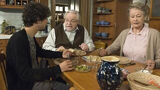 Albert, Hermann und Johanna beim Abendessen am Küchentisch