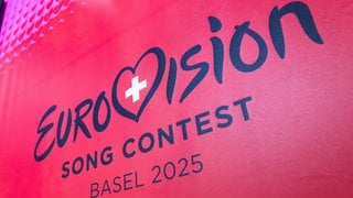 Das Logo des Eurovision Song Contests (ESC) 2025: in dunkler Schrift auf pinkem Hintergrund - samt einem Herz mit dem Schweizer Kreuz.