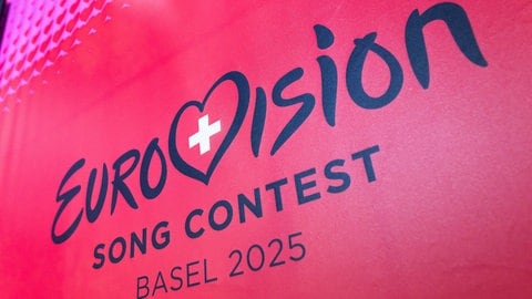 Das Logo des Eurovision Song Contests (ESC) 2025: in dunkler Schrift auf pinkem Hintergrund - samt einem Herz mit dem Schweizer Kreuz.
