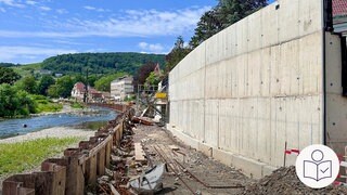 Eine Prallwand an der Karl-von-Ehrenwall-Allee in Ahrweiler. Rechts das SWR Logo für Leichte Sprache.