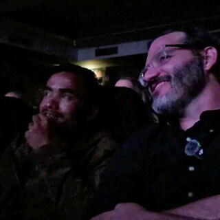 Der Mainzer Filmemacher Justin Peach und sein Protagonist Sonu Damai schauen im Kino ihren gemeinsamen Film an