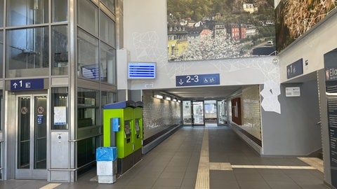 Die Bahnhofshalle ist im Besitz der Stadt Idar-Oberstein. Die Bahn dürfte hier also gar kein Alkoholverbot verhängen. 