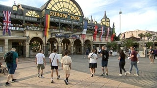 Besucher vor dem Eingang des Europa-Parks