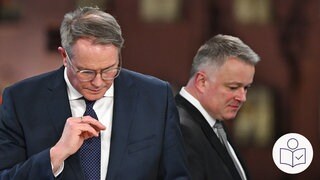 Auf dem Bild sieht man Alexander Schweitzer von der Partei SPD von vorne. Und man sieht Gordon Schnieder von der Partei CDU von der Seite. Rechts das SWR Logo für Leichte Sprache.