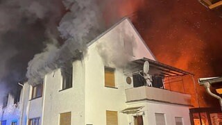 Ein Haus in Oberheimbach steht in Flammen, es quillt dichter Rauch aus den Fenstern. Der mutmaßliche Brandstifter wurde jetzt festgenommen