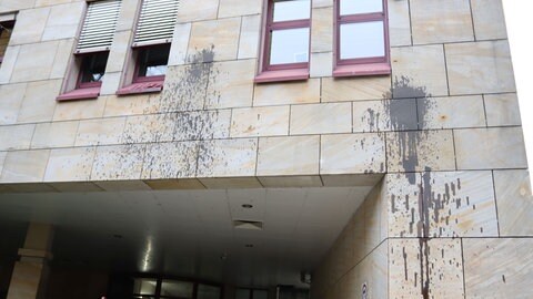 An der Fassade des Bad Kreuznacher Rathauses sind zwei große schwarze Ölflecken zu sehen.