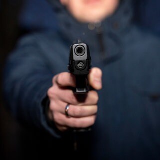 Mit vorgehaltener Pistole - so wurden Männer in Mainz gezwungen, ihr Geld herauszurücken.
