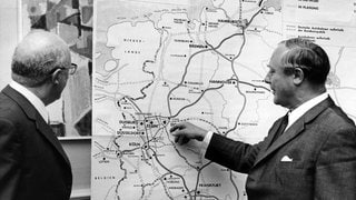 Bundesverkehrsminister Georg Leber erläutert am 2.9.1969 in Düsseldorf seinen Plan, von 1971 bis 1985 insgesamt 8.000 km neue Autobahnen und autobahnähnliche Bundesfernstraßen zu bauen