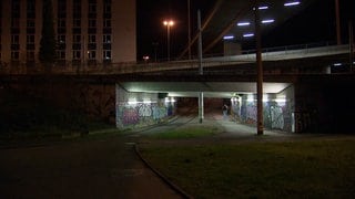 Ein Fußgänger läuft bei Nacht durch eine Unterführung in Mannheim
