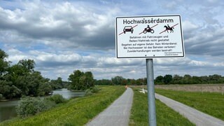 Schild weist Hochwasserdamm aus. Die Sanierung des Rheindamms bei Rastatt hat sieben Jahre gedauert.