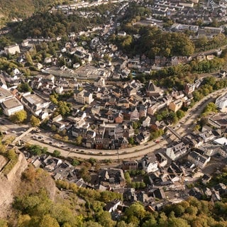 Bausünde oder notwendiges Projekt? Unter der Bundesstraße, die durch Idar-Oberstein führt, liegt die Nahe. 