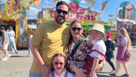 Eine Familie am Familientag auf dem Stuttgarter Frühlingsfest.