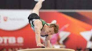 Nils Dunkel (SV Halle) bei seinem Sprung im Gerätfinal der Deutschen Meisterschaften 2026. 