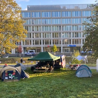 Seit Mittwochmorgen zelten Pro-Palästina-Aktivisten vor der Zentrale des istraelischen Rünstungskonzerns Elbit in Ulm. 