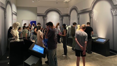 Die ersten Besucher in der Landesausstellung Marc Aurel in Trier.