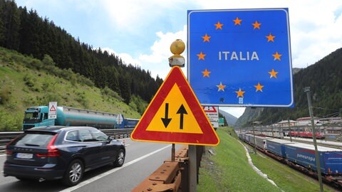 Ein Auto aus Deutschland passiert die österreichisch-italienische Grenze | Italienurlaub mit dem Auto: Die fünf teuersten Bußgeldfallen in Italien