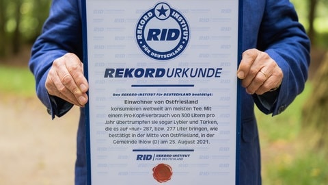 Mit einem Pro-Kopf-Verbrauch von 300 Litern pro Jahr haben die Ostfriesen im August 2021 den Weltrekord in Teetrinken beurkundet bekommen. Doch wie seriös sind diese Berechnungen?