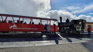 Die Brienz-Rothorn-Bahn steigt in Höhen auf, mit atemberaubenden Ausblicken.