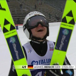 Skispringerin Agnes Reisch nach einem Sprung