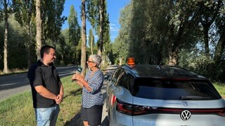 SWR-Reporterin Tina Löschner interviewt Kevin Ebsen am Pappelalleedamm der Insel Reichenau