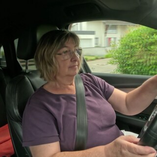 Pendeln ist angesichts der hohen Spritpreise sehr teuer geworden. Auch Angelika Jun spürt die Auswirkungen deutlich.