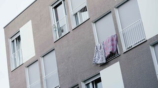 Bettzeug hängt an einem Studentenwohnheim im Neuenheimer Feld außen an einem Fenster. 