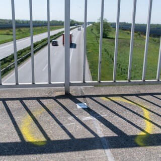 Nach einem Steinwurf auf der A7 bei Fichtenau sucht die Polizei Zeugen. Am Donnerstag wurden vor Ort Spuren gesichert. (Symbolbild)