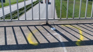 Nach einem Steinwurf auf der A7 bei Fichtenau sucht die Polizei Zeugen. Am Donnerstag wurden vor Ort Spuren gesichert. (Symbolbild)