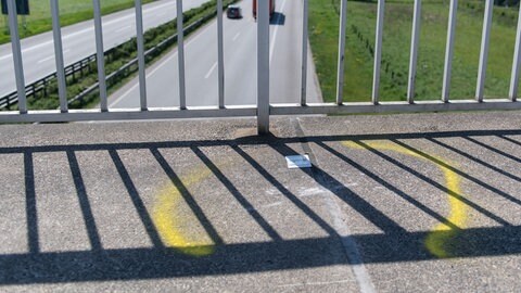 Nach einem Steinwurf auf der A7 bei Fichtenau sucht die Polizei Zeugen. Am Donnerstag wurden vor Ort Spuren gesichert. (Symbolbild)