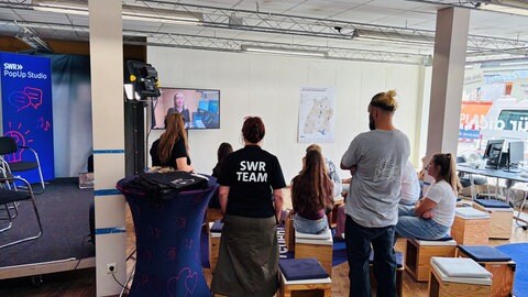 Wie entsteht ein Film für die Nachrichten? Wie ein Beitrag fürs Radio? Im SWR PopUp Studio Mengen können Besucher dem Team bei der Arbeit über die Schulter schauen - und sich alles erklären lassen.