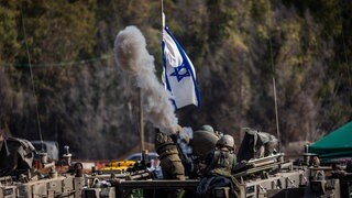 Israelische Soldaten feuern an der Grenze zwischen dem Gazastreifen und Israel Raketen ab (Archivbild)