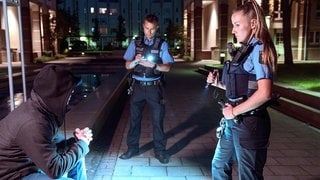 Das Polizei-Team setzt einen Täter fest: Gerwin Schwiersch und  Lena Bottlender