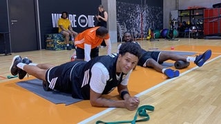 Der Ulmer Basketballer Michael Rataj beim Dehnen und Aufwärmen vor dem Training im Orange Campus.