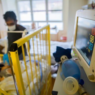 Telefonbetrüger werden immer skrupelloser: Sie erfinden eine Notlage auf der Intensivstation und versetzen damit Familien in Panik. 