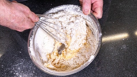 Der Teig der Cookies (Zitronenkekse) wird, wie im Rezept beschrieben, mit einem Schneebesen aufgeschlagen.