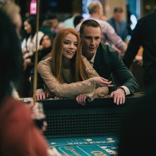 Anya Taylor-Joy und Drew Starkey in der Serie „Lucky“