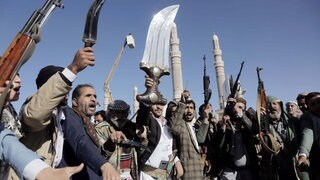 Viele Männer, darunter Huthi-Anhänger, versammeln sich am Sabeen-Platz in Sanaa, der Hauptstadt des Jemen, um am 17. Januar 2025 eine pro-palästinensische Demonstration zu veranstalten, mit der sie ihre Solidarität mit den Palästinensern zeigen und gegen israelische Angriffe auf Gaza protestieren