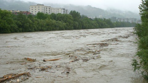 Fluss während Hochwasser, tags: KI-Modell, künstliche Intelligenz, Vorhersage