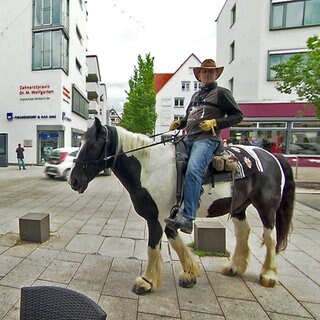 Gerhard Knauer reitet mit seinem Pferd Sancho Pancho durch Fellbach. 