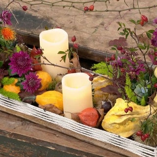 Herbstliche Tischdekoration mit Chrysanthemen