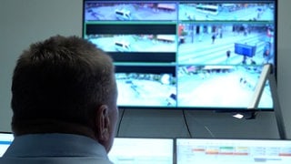 Polizeibeamter vor einem Monitor zur Videoüberwachung des Marktplatzes in Heilbronn. Vier Kameras helfen der Polizei beim Schutz vor Straftaten.