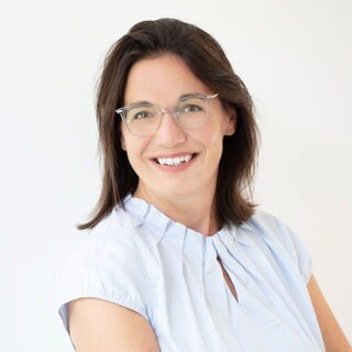 Prof. Dr. med. Julia Seiderer-Nack, Fachärztin für Innere Medizin und Ernährungsmedizin, schaut freundlich in die Kamera.