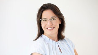 Prof. Dr. med. Julia Seiderer-Nack, Fachärztin für Innere Medizin und Ernährungsmedizin, schaut freundlich in die Kamera.