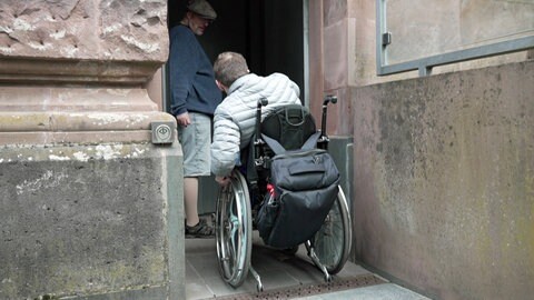Die Türöffner-Taste für den Aufzug im Außenbereich des Rheinischen Landesmuseums befindet sich nicht direkt am Aufzug, sondern an der Gebäudewand daneben. Da sie nicht markiert ist, wird sie leicht übersehen.