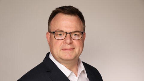 Ansgar Wehinger versorgt die Rutschungsdatenbank des Landes Rheinland-Pfalz mit Daten. Aus ihnen entstehen neue Risiko-Karten. 