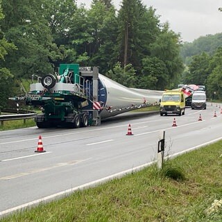 Drei Schwerlaster blockieren die B420 bei Kusel.
