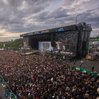 Vor der Bühne stehen 2025 Tausende Menschen. Für 2026 ist Rock am Ring bereits ausverkauft. 