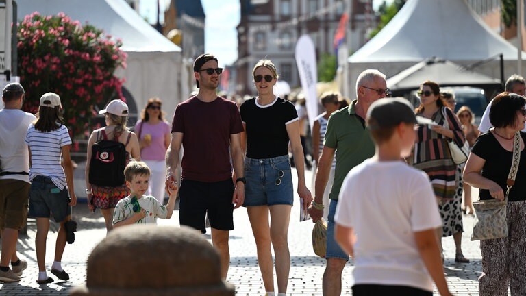 Die SWR Festivalmeile und Festivalbühne auf den SWR Sommerfestival in Speyer.