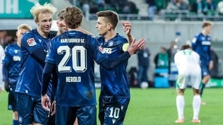 Torjubel der Mannschaft (Karlsruher SC) nach dem 1:4 durch Marvin Wanitzek